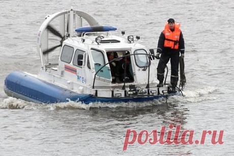 Главный прокурор российского региона умер во время заплыва по Волге. Главный прокурор Республики Чувашия Андрей Фомин умер во время заплыва по Волге, пишет Mash. По информации канала, ЧП случилось в субботу, 1 июля. Предположительно у мужчины, находившегося в 150 метрах от берега, остановилось сердце, его вытащили на берег уже в бессознательном состоянии.