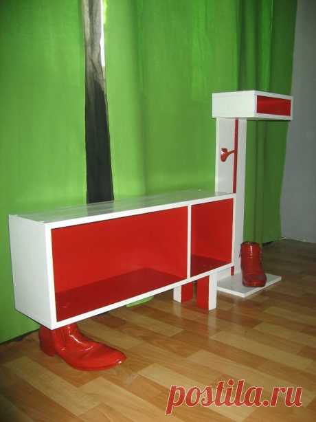 Тумба с пьедесталом  &quot; красные боты &quot;