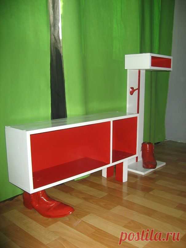 Тумба с пьедесталом  " красные боты "