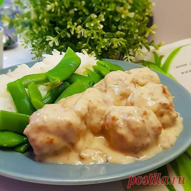 ​Фрикадельки в сливочном соусе Ингредиенты:Куриный фарш — 0,5 кгСвиной фарш — 0,5 кг Рис отварной — 150–200 г Грибы — 100 г Сливки — 0,25 л Мука — 2 ст. л. Лук — 1 шт. Чеснок — 2–3 зубчика Соль — по вкусу Перец — по...