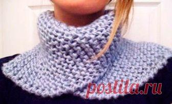 Манишка платочной вязкой Полотно вяжется так же, как и для манишки из журнала Drops, отличается лишь способ сшивания. В результате получается асимметричный теплый воротничок, который можно носить несколькими способами.