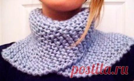 Манишка платочной вязкой Полотно вяжется так же, как и для манишки из журнала Drops, отличается лишь способ сшивания. В результате получается асимметричный теплый воротничок, который можно носить несколькими способами.