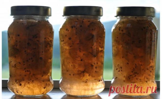 «Царское» варенье из крыжовника с вишневыми листьями