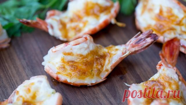 Запеченные креветки с сыром.
Оригинальная быстрая закуска из тигровых креветок, твердого сыра и майонеза.