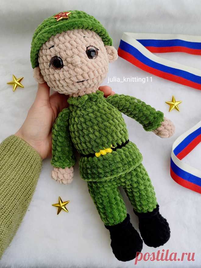 PDF Солдат крючком. FREE crochet pattern; Аmigurumi toy patterns. Амигуруми схемы и описания на русском. Вязаные игрушки и поделки своими руками #amimore - большой солдат из плюшевой пряжи, плюшевый солдатик к 23 февраля, кукла.