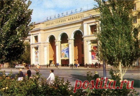#citystreetsинтересное #донецк #donetsk
6 сентября 1939 года в Донецке (тогда Сталино) по проекту архитектора Теплицкого был основан кинотеатр Шевченко, и назван в честь великого украинского поэта Тараса Григорьевича Шевченко.
 В те времена он считался одним из лучших во всем СССР. Это был первый в Украине двухзальный кинотеатр. 
Кинотеатр являлся не только местом для просмотра фильмов, но еще и центром светских встреч и бесед. 
Сегодня кинотеатру исполняется 78 лет.