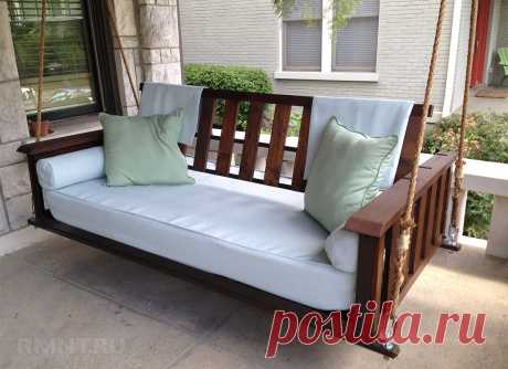 Как повесить качели на крыльце На достаточно широком крыльце дома отлично будет смотреться такой атрибут вальяжного отдыха на свежем воздухе, как качели. Не детские, а вместительные и надёжные, для взрослых. Сайт RMNT расскажет, как повесить качели на крыльце своими руками, приведёт примеры такого обустройства входной группы.
