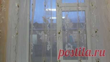 оформление окна ажурными снежинками, летящими голубями и свисающими льдинками