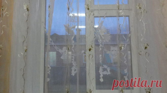 оформление окна ажурными снежинками, летящими голубями и свисающими льдинками