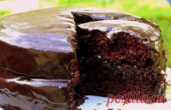 Самый быстрый и вкусный шоколадный торт в мире Невозможно не восхищаться! Ингредиенты: Для бисквита:125 г. пшеничной муки,25 г. какао,350 г. сгущённого молока,2 яйца,1 ч. л. соды. Для крема:70 г. муки,1 яйцо,500 мл молока,150 г. сахара,25 г...