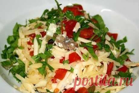 Салат &quot;Самый вкусный&quot;

Ингредиенты:

0,5кг. говядины
3-4 свежих помидора
2-3 маринованных огурца
3-4 картофелины
150гр. сыра
майонез
пучок петрушки
соль, перец

Приготовление:

Говядину варить в подсоленной воде 1,5-2 часа чтобы была мягкой.
Картофель отварить.
Всё нарезаем кубиками и выкладываем слоями:
говядину, картофель, соль, перец, майонез, огурцы, сыр, майонез, помидоры, соль, перец, майонез, немного сыра и рубленная петрушка!