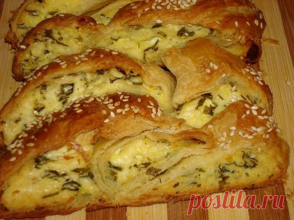 Коса из слоеного теста с сыром и зеленью