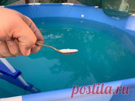 Открыл для себя копеечное средство, которое и бассейн защитит, и траву с плитки удалит, и от запаха сливной ямы избавит  😊 Называется оно "Дезавид".
Не помню, почему, но в детстве я его не пробовал.
А вот сейчас с ним стало очень удобно.
Налил на плитку и через 5 минут можно спокойно ходить по полу.
Дезинфицирует и убивает разные бактерии.
В воде бассейна так же можно этим раствором полить.
И бассейн будет целый год.
Я его даже в сливную яму добавляю.
Если там что-то загнило, то тоже помогает.…