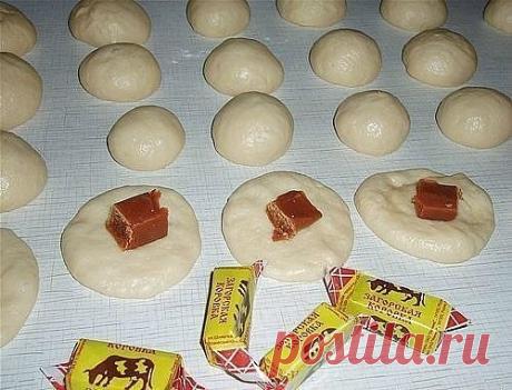 Булочки "Милашки"

Ингредиенты:
- 11 г сухих дрожжей
- 2 столовые ложки сахарного песка
- 1 чайная ложка соли
- 400 г муки (просеянной)
- 3 желтка
- 1 пакетик ванильного сахара
- 200 мл воды
- 100 мл молока
- 200 г растительного масла

Приготовление:
Разводим дрожжи в теплой воде, добавляем сахар. Кладем около 100 гр. муки. Накрываем чашу полотенцем и даем постоять опаре минут 20-30.
После этого добавляем желтки, теплое молоко, соль, ванильный сахар и оставшуюся муку.
Выме...