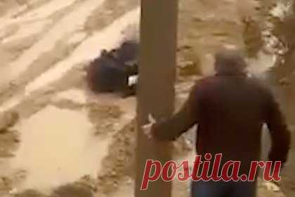 В российском городе увязший в грязи мальчик попал на видео. В Дагестанских Огнях мальчик по пути в школу увяз в грязи и не мог выбраться. Ситуация произошла в паре шагов от дома. Рыдания школьника услышали местные жители и пришли на помощь. Несколько дней подряд в городе льет дождь. На улицах образовались слякоть и непроходимые лужи.