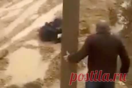 В российском городе увязший в грязи мальчик попал на видео. В Дагестанских Огнях мальчик по пути в школу увяз в грязи и не мог выбраться. Ситуация произошла в паре шагов от дома. Рыдания школьника услышали местные жители и пришли на помощь. Несколько дней подряд в городе льет дождь. На улицах образовались слякоть и непроходимые лужи.