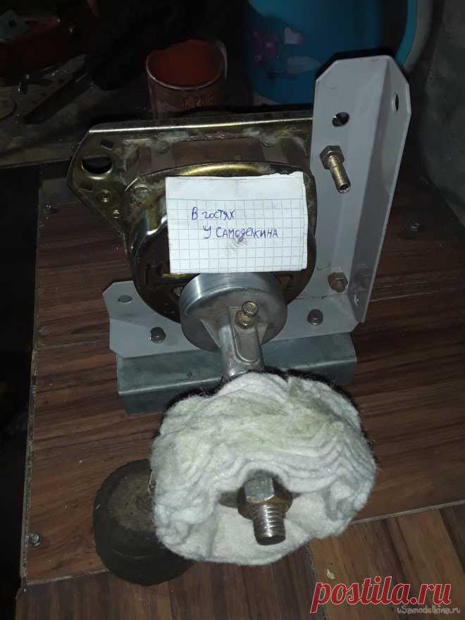 Приспособление для полировки Всем здравствуйте ну вот прошли новогодние праздники и снова можно поработать в своей мастерской. Пришел в кузню и в первую очередь посмотрел на все свои станки вспоминая о недоработках в них. Особое внимание я решил уделить своему станку для полировки клинков и ручек ножей. Так как весь станок