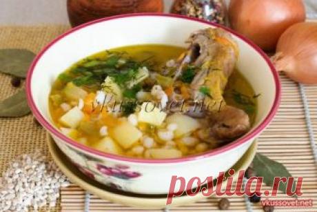 Рассольник с перловкой и свининой Рецепт приготовления рассольника с перловкой, рассольными (маринованными) огурцами и свининой. Рассольник – самое популярное первое блюда на нашем столе и вариантов его приготовления множество. Готовят его на любом мясном бульоне (свином, курином, говяжьем), даже с тушенкой.