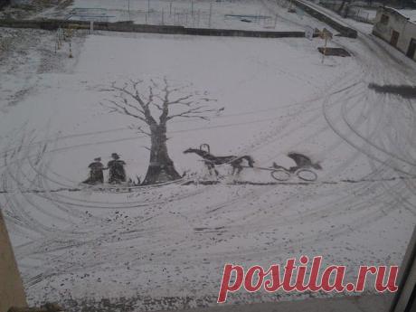 Рисует дворник метлою в Ижевске