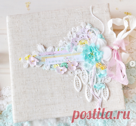 Летний альбом выполнен из коллекции #lovelyday @mintaypapers , размер 20»20, рассчитан на 35 фото, множество кармашков, секретиков, конвертиков, тканевый переплёт .
Обложку украшает кружево и цветочки @pastel_flowers_hm 💕
