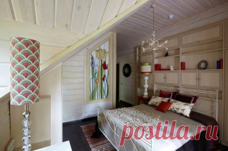 Яркая каминная зона и жилая мансарда в доме на берегу Истры