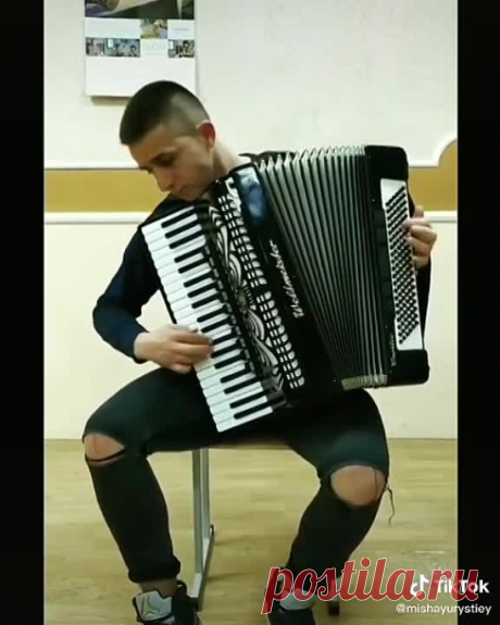 Красиво играет...