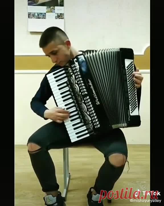 Красиво играет...