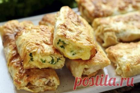 Жареный лаваш с сыром: вкусняшки за 10 минут из ничего
Готовим жареные трубочки из тонкого армянского лаваша. В качестве начинки используем три вида сыра и зелень. Трубочки получаются вкусными и очень сочными, готовятся быстро, отменно подойдут для завтрака или сытного перекуса.