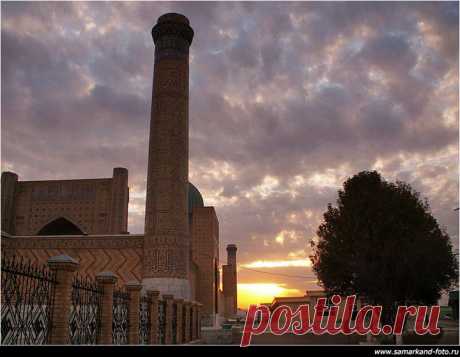 Когда лежит луна ломтем чарджуйской дыни
На краешке окна, и духота кругом,
Когда закрыта дверь, и заколдован дом
Воздушной веткой голубых глициний,
И в чашке глиняной холодная вода,
И полотенца снег, и свечка восковая
Горит, как в детстве, мотыльков сзывая,
Грохочет тишина, моих не слыша слов, -
Тогда из черноты рембрандтовских углов
Склубится что-то вдруг и спрячется туда же,
Но я не встрепенусь, не испугаюсь даже...
Здесь одиночество меня поймало в сети.