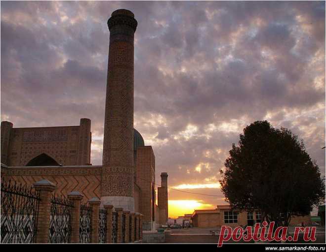 Когда лежит луна ломтем чарджуйской дыни
На краешке окна, и духота кругом,
Когда закрыта дверь, и заколдован дом
Воздушной веткой голубых глициний,
И в чашке глиняной холодная вода,
И полотенца снег, и свечка восковая
Горит, как в детстве, мотыльков сзывая,
Грохочет тишина, моих не слыша слов, -
Тогда из черноты рембрандтовских углов
Склубится что-то вдруг и спрячется туда же,
Но я не встрепенусь, не испугаюсь даже...
Здесь одиночество меня поймало в сети.