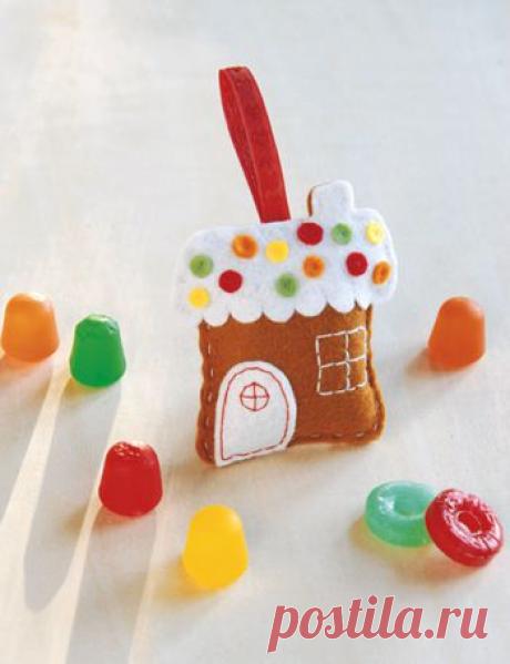 Fa la la la Felt Gingerbread House Ornament | Sew Mama Sew | Outstanding sewing, quilting, and needlework tutorials since 2005.