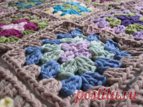 Плед из разноцветных квадратов - Описание вязания, схемы вязания крючком и спицами | Узорчик.ру
