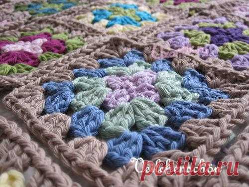 Плед из разноцветных квадратов - Описание вязания, схемы вязания крючком и спицами | Узорчик.ру