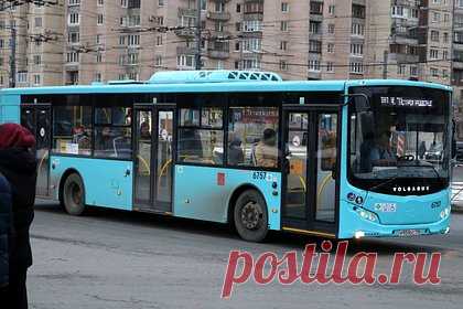 Житель Петербурга домогался школьницы в автобусе. В Петербурге неизвестный мужчина домогался 14-летнюю школьницу в автобусе, передает «Форпост». Инцидент произошел в Невском районе города в субботу, 1 апреля. Мать девочки обратилась в полицию, сообщив, что ее дочь подверглась домогательствам со стороны взрослого мужчины во время поездки в автобусе.