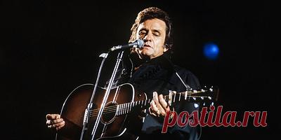 Человек в черном. Главные треки Джонни Кэша. Джонни Кэш, человек в черном, — культовая личность в мире музыки. Он работал в нескольких направлениях — кантри, блюз, фолк-рок, рокабилли. Артист выпустил десятки альбомов, которые стали отражением жизни американцев того поколения. Музыкант родился 26 февраля 1932 года