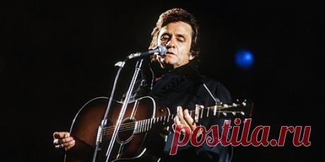 Человек в черном. Главные треки Джонни Кэша. Джонни Кэш, человек в черном, — культовая личность в мире музыки. Он работал в нескольких направлениях — кантри, блюз, фолк-рок, рокабилли. Артист выпустил десятки альбомов, которые стали отражением жизни американцев того поколения. Музыкант родился 26 февраля 1932 года