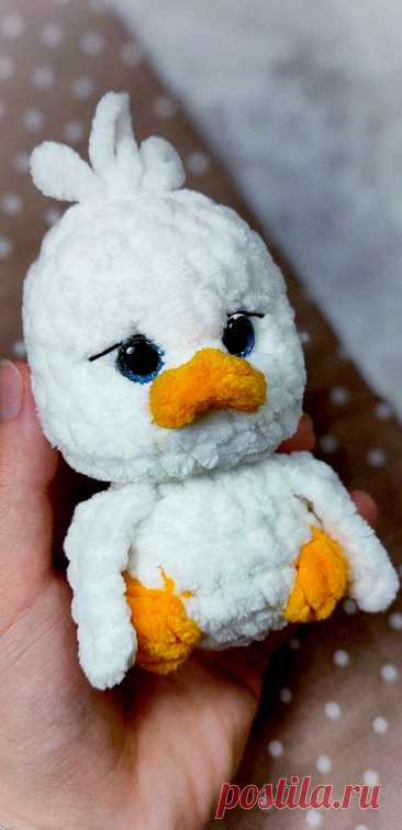 PDF Гусик Клювик крючком. FREE crochet pattern; Аmigurumi toy patterns. Амигуруми схемы и описания на русском. Вязаные игрушки и поделки своими руками #amimore - маленький гусёнок из плюшевой пряжи, плюшевые гусята, утята, уточка, утёнок, утка, птица, птичка.