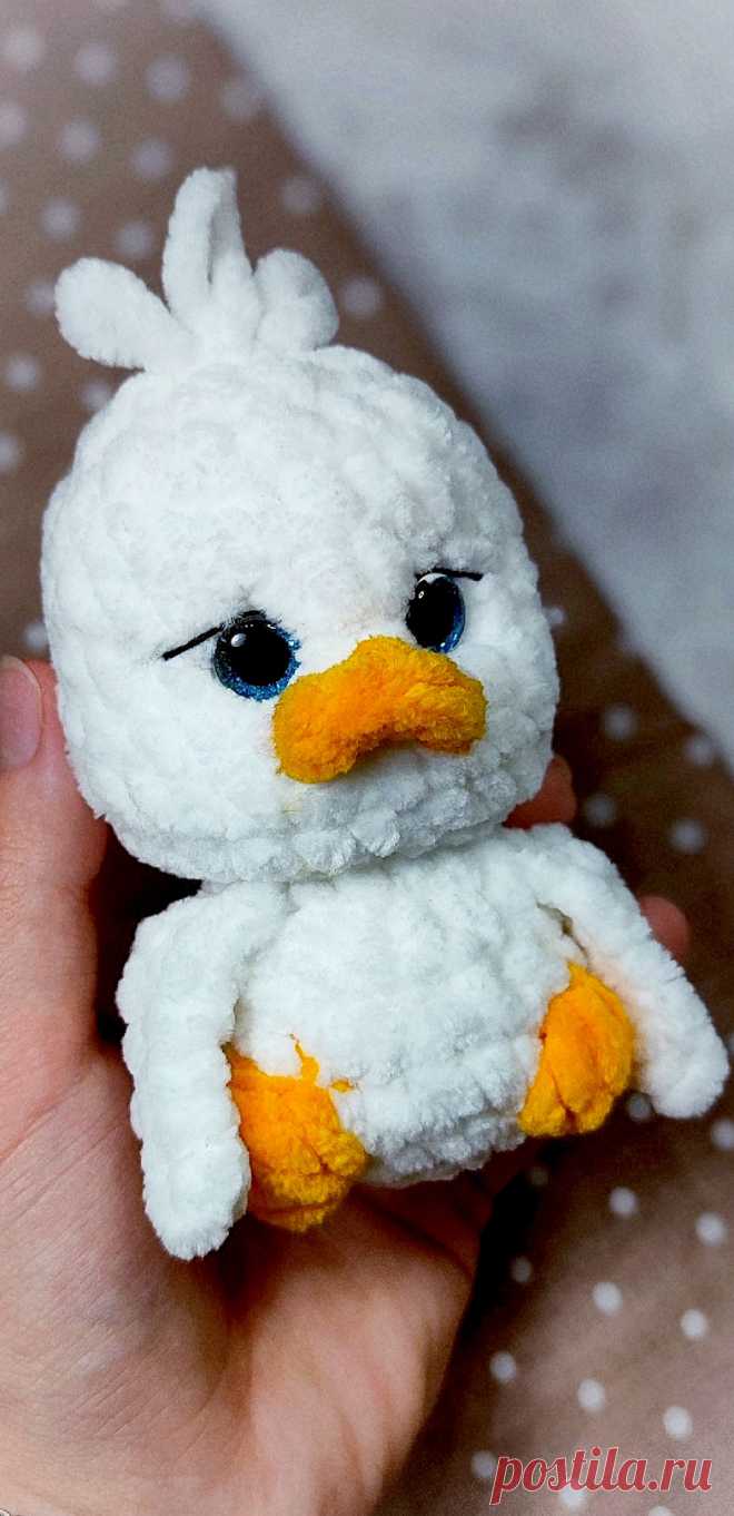PDF Гусик Клювик крючком. FREE crochet pattern; Аmigurumi toy patterns. Амигуруми схемы и описания на русском. Вязаные игрушки и поделки своими руками #amimore - маленький гусёнок из плюшевой пряжи, плюшевые гусята, утята, уточка, утёнок, утка, птица, птичка.