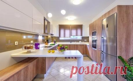 Красочной дом для молодой пары в приморском поселке, расположенном в нескольких километрах от центра города Ханья, на острове Крит. Интерьер разработан студией Elina Dasira Interior & lighting design studio.