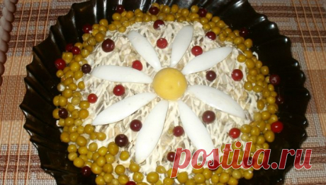 Красивый и вкусный салат «Ромашка» с куриными сердечками | Таки Вкусно