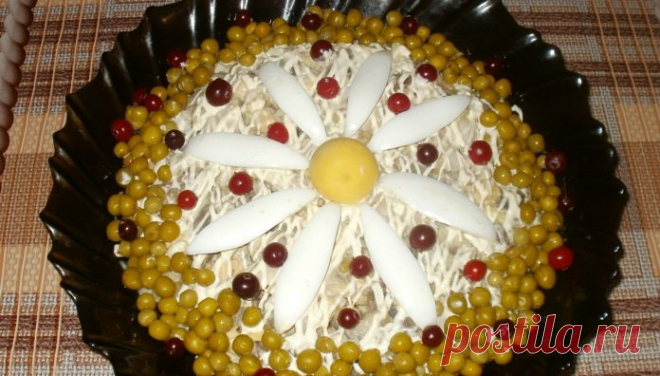 Красивый и вкусный салат «Ромашка» с куриными сердечками | Таки Вкусно