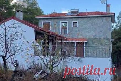 Место захоронения двух россиянок на Кипре попало на видео. Место захоронения убитых на Кипре россиянок показали на видео. На кадрах корреспондент идет в сад дома отдыха, там видна разрытая земля. Тела были закопаны на заднем дворе. Российское посольство в Республике Кипр подтвердило убийство двух женщин. Их тела были обнаружены полицейским департаментом Ларнаки.