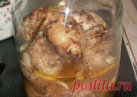 Курочка в банке Курочка в банке

Это вкусное и простое блюдо, готовили хозяюшки еще в советское время. При всей своей простоте, это безумно вкусно и нежно! Попробуйте, и этот рецепт станет для вас незаменимым!

Чеснок — 3 зуб.
Курица (любые части) — 1,5 кг
Лавровый лист — 2 шт
Соль
Перец душистый

Все очень простo! Берем курочку, режем ее на куски которые поместились бы в горлышко банки, (у меня сегодня голени их резать не пришлось). Солим перчим по вкусу. А так -же берем ...