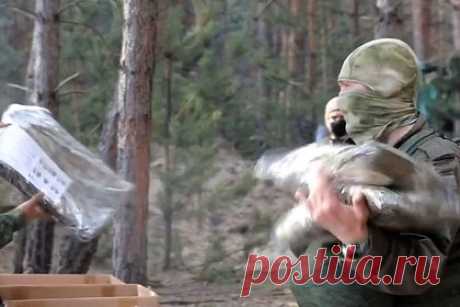 Российские военные получили созданную специально для СВО форму. Российские военные, участвующие в специальной военной операции на Украине, начали получать всесезонные комплекты полевой формы нового образца. Новые комплекты, которые состоят из куртки, брюк и боевой рубахи, а также ветро- и влагозащитного костюма, сшиты из современных комбинированных материалов.