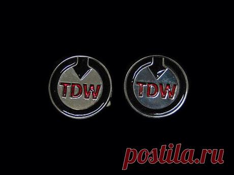 Запонки логотип фирмы .золото эмаль