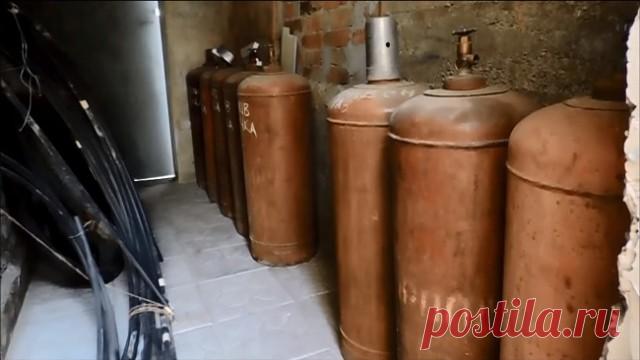 Печь «Бубафоня» из газового баллон 

 Предлагаю к рассмотрению такую интересную конструкцию печи, которая получила название «Бубафоня». Такую печь относят к печам длительного горения, причем топить ее можно практически чем угодно, начиная от обычных дров, заканчивая опилками, травой, корой и так далее. Особенность печи в том, что горение в ней происходит сверху вниз, а не наоборот,…

Полное описание  https://usamodelkina.ru/12180-pech-bubafonja-iz-gazovogo-ballon.html