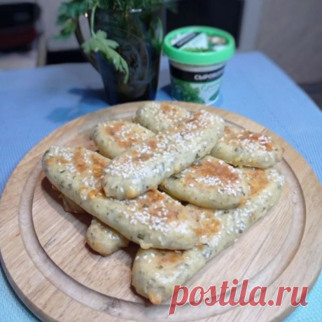 ТВОРОЖНО-СЫРНЫЕ ПАЛОЧКИ

Отличная закуска, либо самостоятельное  блюдо, например на завтрак. 

Нам понадобится:
✅ Творог - 200 гр
✅ Яйцо - 1 шт
✅ Сыр тертый - 100 гр
✅ Мука - 100 гр + для раскатки примерно 50 гр
✅ Разрыхлитель - 5 гр
✅ Соль, зелень, сухой чеснок, можно добавить ваши любимые специи. 

Смешиваем все ингредиенты. Формируем палочки. В идеале из этого количества получится не менее 10 шт. Раскатывайте потоньше, так как при выпечке они увеличатся. Смазываем яйцом...