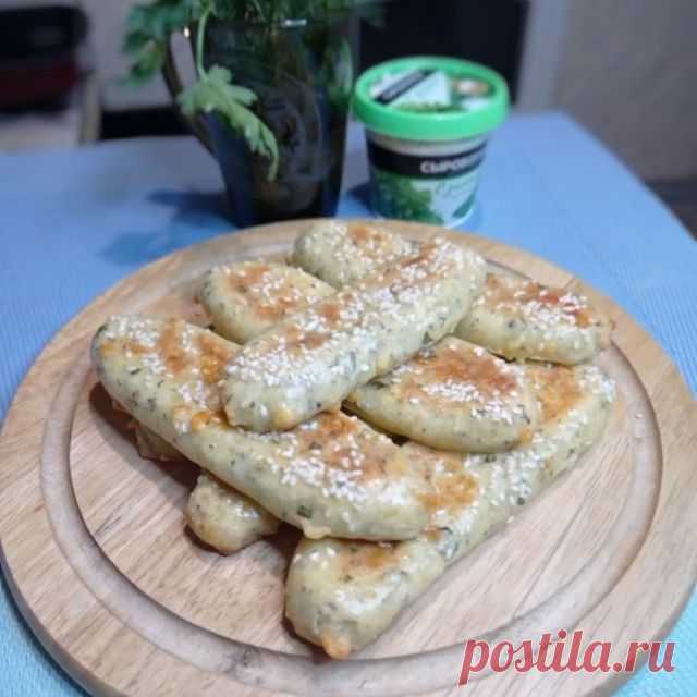 ТВОРОЖНО-СЫРНЫЕ ПАЛОЧКИ

Отличная закуска, либо самостоятельное  блюдо, например на завтрак. 

Нам понадобится:
✅ Творог - 200 гр
✅ Яйцо - 1 шт
✅ Сыр тертый - 100 гр
✅ Мука - 100 гр + для раскатки примерно 50 гр
✅ Разрыхлитель - 5 гр
✅ Соль, зелень, сухой чеснок, можно добавить ваши любимые специи. 

Смешиваем все ингредиенты. Формируем палочки. В идеале из этого количества получится не менее 10 шт. Раскатывайте потоньше, так как при выпечке они увеличатся. Смазываем яйцом...