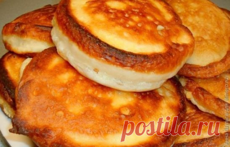 Простой рецепт оладий на кефире
Для приготовления вкусных оладий на кефире потребуется: 
яйца - 2 шт.; 
соль - щепотка; 
сахар - 3 ст. л.; 
кефир - 250 мл; 
сода - 1 ч. л.; 
уксус - 1 ст. л.; 
мука - 8 ст. л.; 
растительное масло для жарки - 5-7 ст. л.