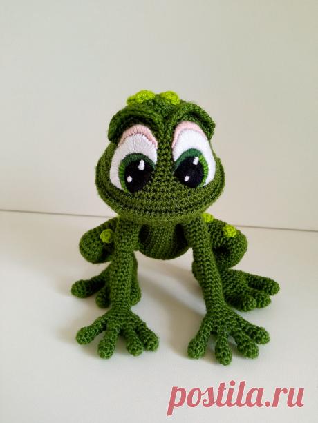 PDF Лягушонок крючком. FREE crochet pattern; Аmigurumi toy patterns. Амигуруми схемы и описания на русском. Вязаные игрушки и поделки своими руками #amimore - маленький лягушонок, забавные лягушки.